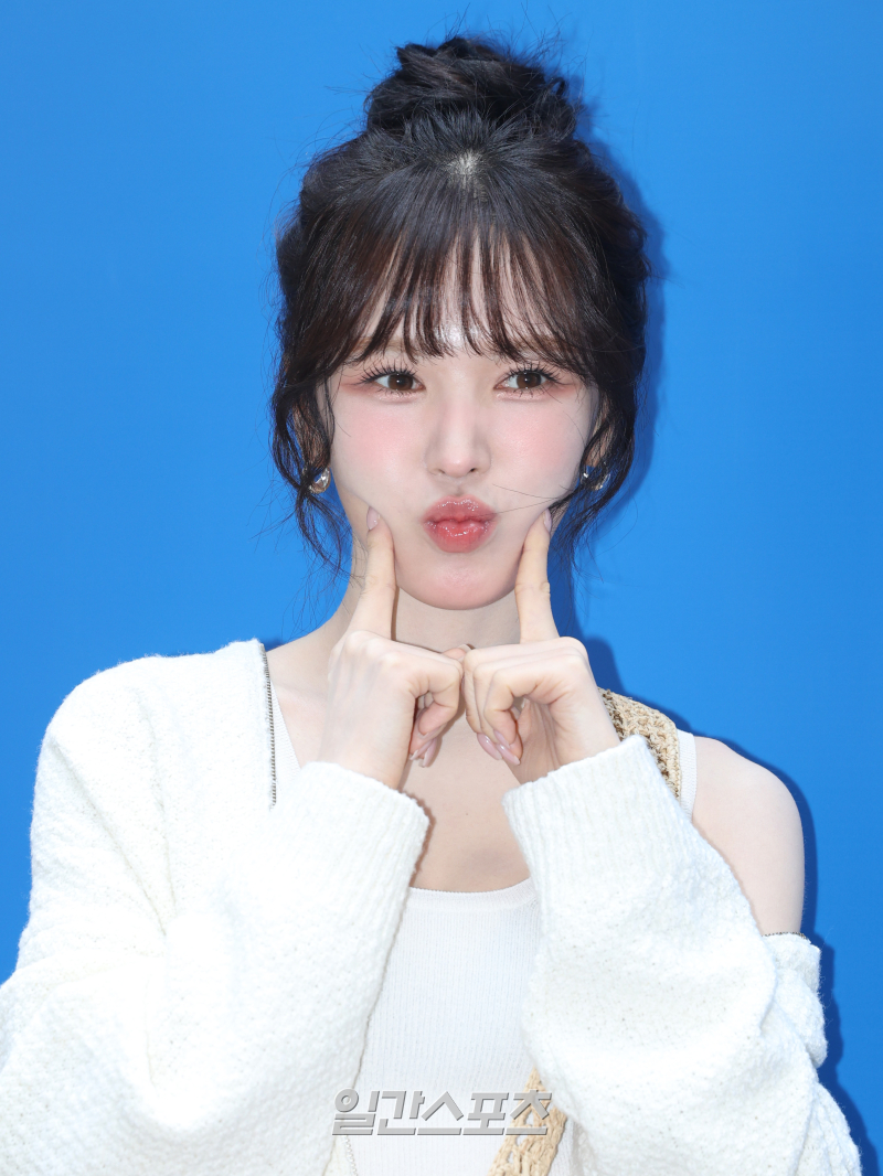 레드벨벳 <b>웬디</b>, 데뷔 <b>첫</b> KBO리그 <b>시구</b>…사직구장 달군다