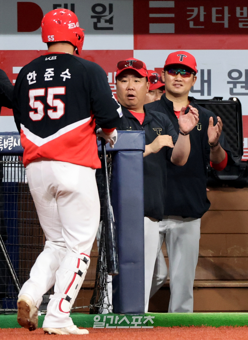 [포토]한준수 맞이하는 <b>이범호 감독</b>