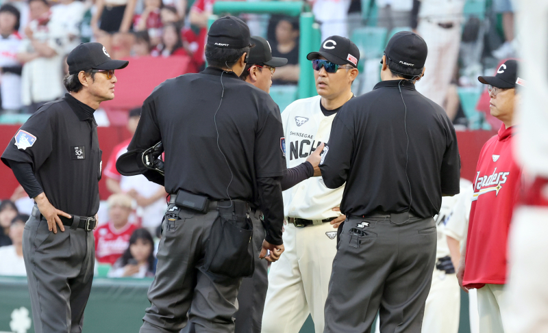 KBO '<b>심판</b> 향해 폭언 퇴장' <b>에레디아</b>에게 벌금 50만원 징계 [공식발표]