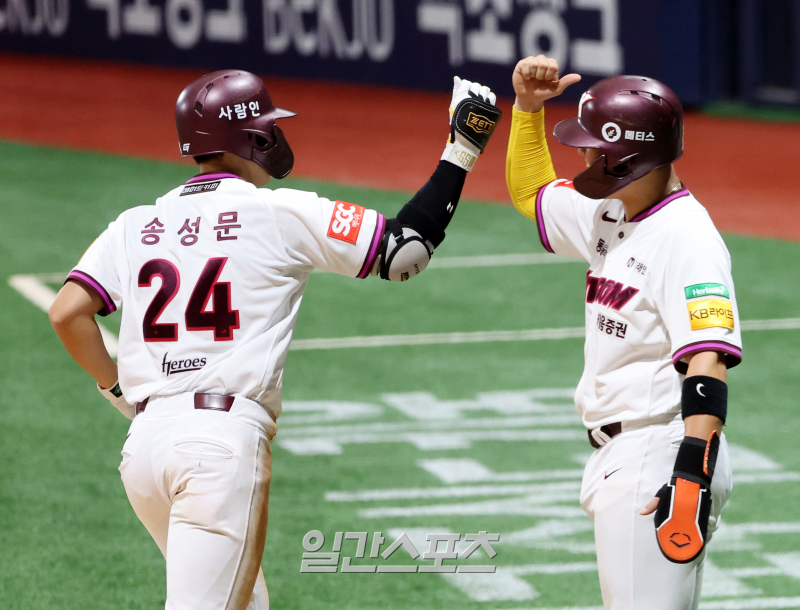 [포토]'스리런포' 송성문, 1년만의 <b>스윕승</b>을 이끈다