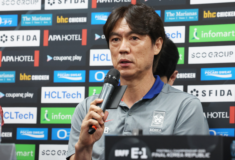 ‘관심사는 수비’ <b>동아시안컵</b> 앞둔 <b>홍명보 감독</b> “젊은 선수 평가할 좋...