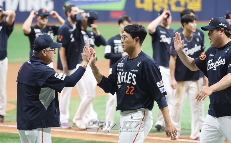 [포토]<b>한화</b>, 33년만에 <b>전반기 1위</b> 확정!