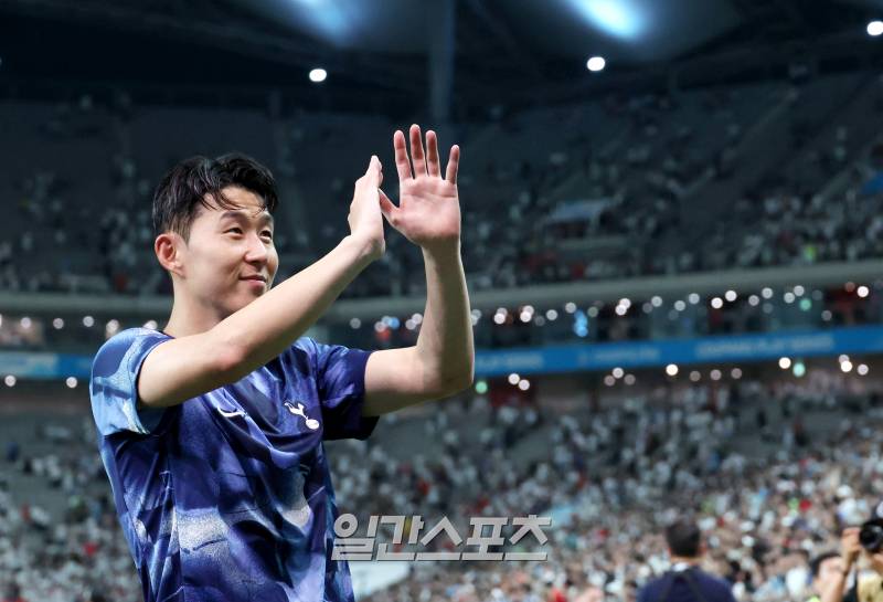 “레전드 축하해” <b>손흥민</b> 생일 챙겼지만…韓 왔다가 매각하나, <b>거취</b> 여...