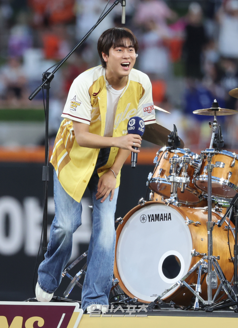 [포토] <b>이무진</b>, 올스타전 <b>축하공연</b>
