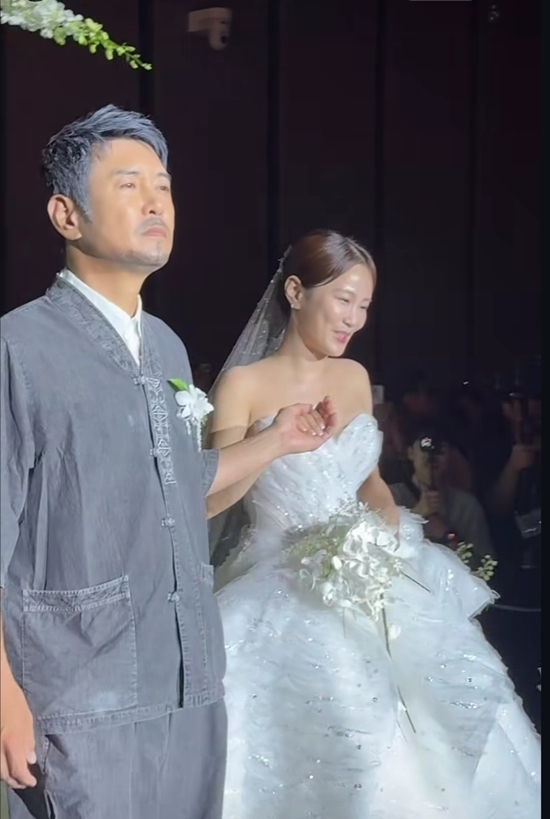 김준호김지민 부부 됐다…1200명 <b>하객</b> 축복 속 열어젖힌 인생 2막 [종...