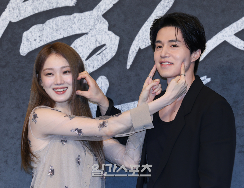 [포토] 이성경-<b>이동욱</b>, '<b>착한 사나이</b>' 케미 기대해 주세요