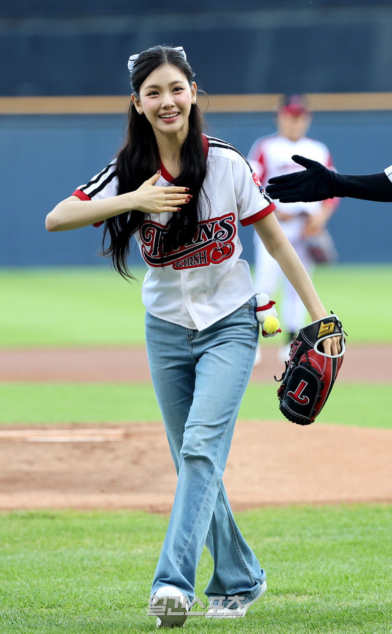 [포토]<b>베이비돈크라이</b> 이현, 제 <b>시구</b> 어땠나요?