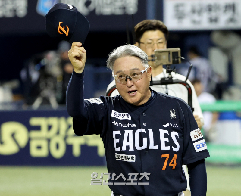 [포토]단일 시즌 2번 <b>10연승</b> 한화 <b>김경문</b> 감독, 감사합니다!