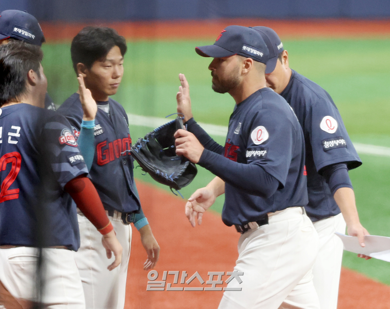 [포토]7이닝 무실점 <b>호투</b> <b>감보아</b>, 환호 속 더그아웃행