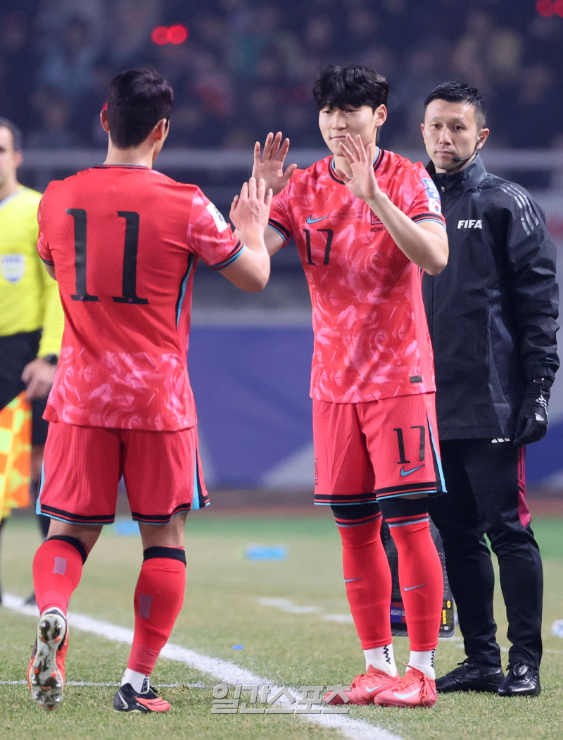 <b>황희찬</b>, 7개월 만에 골 맛…‘환상 힐킥 골’ 배준호와 ‘코리안 더비’...