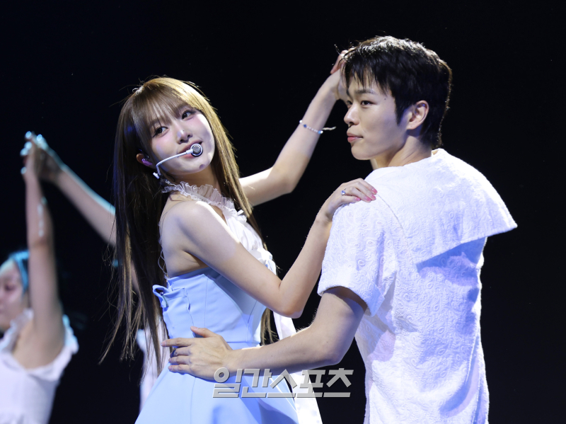 [포토] <b>최예나</b>, 기분 좋은 <b>무대</b>