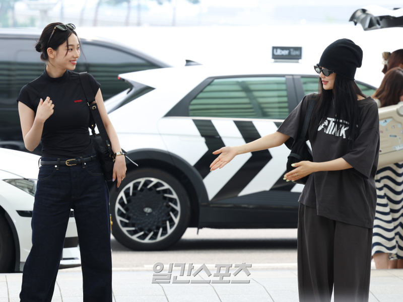 [포토] <b>에스파</b> <b>닝닝</b>, <b>카리나</b> 우리 거리를 유지하자