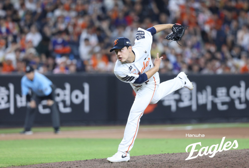 <b>문동주</b> 160.7km! 한화 새 구장 최고 구속 찍었다
