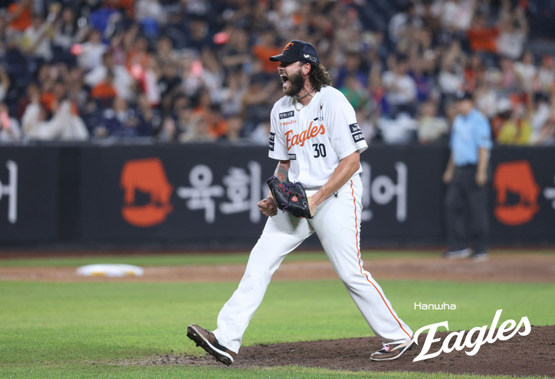 9안타 맞아도 <b>폰세</b>는 지지 않는다, 개막 후 <b>14연승</b> 타이기록 [IS 스타]