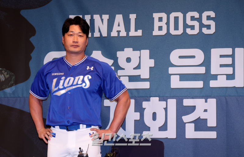 [포토]<b>오승환</b>, <b>은퇴 기자회견</b>에도 '돌부처'처럼
