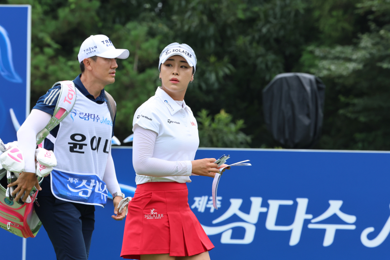 '돌아온' <b>윤이나</b>, <b>삼다수 마스터스</b> 2라운드 단독 선두...타이틀 방어 도...