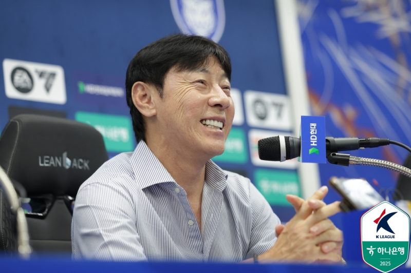 돌아온 <b>신태용 감독</b>의 취임 일성 “한 골 먹으면 두 골 넣는 축구”