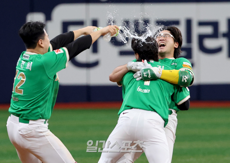 [포토]<b>끝내기안타</b> <b>임지열</b>, 다 모여!