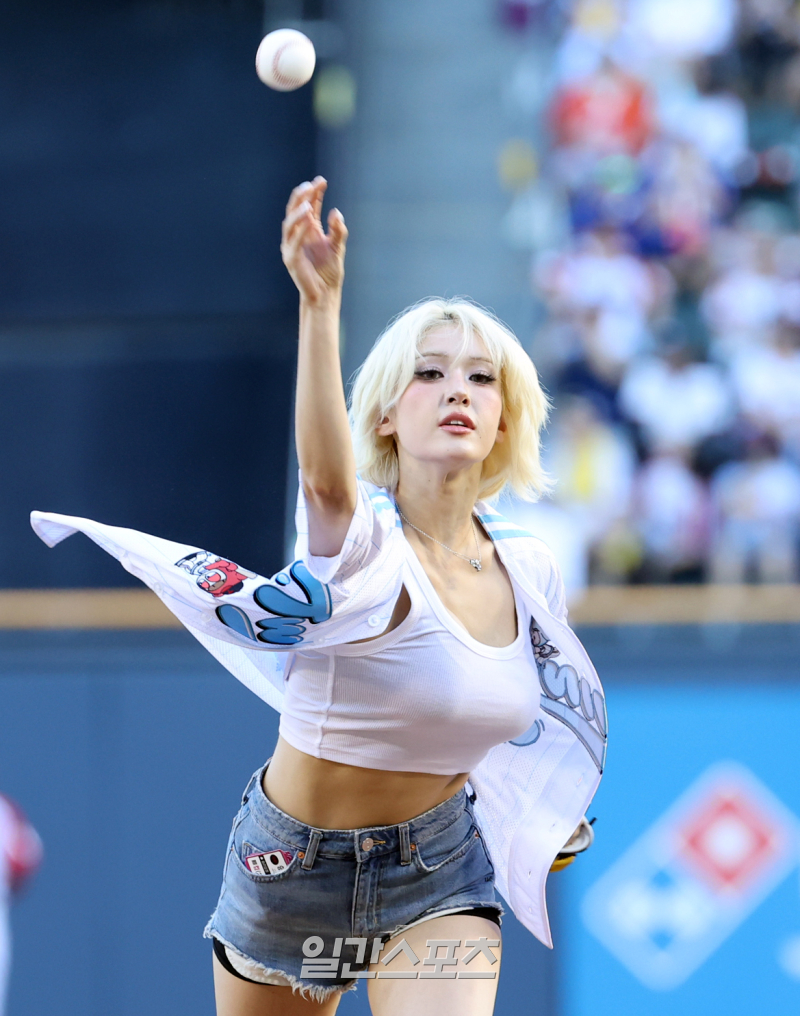 [포토] <b>전소미</b>, 힘찬 <b>시구</b>