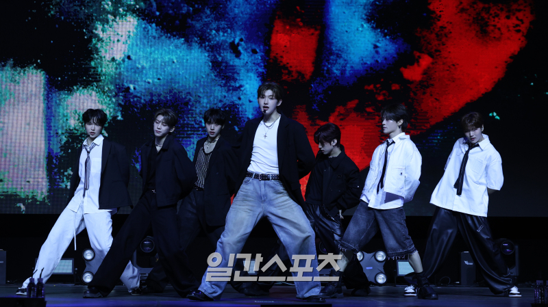 [포토] <b>아이덴티티 유네버멧</b>, 화려한 무대