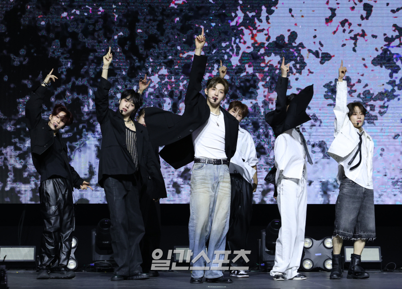 [포토] <b>아이덴티티 유네버멧</b>, 칼각