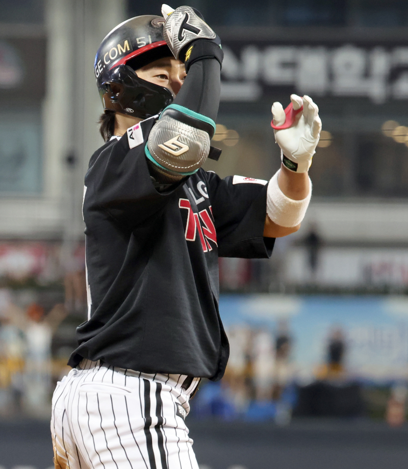 '<b>톨허스트</b> 충격 <b>데뷔전</b>' 선두 LG, KT 11-2 대파...후반기 18승 4패 [IS 수...