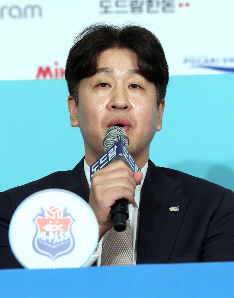 KOVO '<b>코치</b> 위협 논란' <b>김종민</b> 도로공사 <b>감독</b> 징계 결정 보류