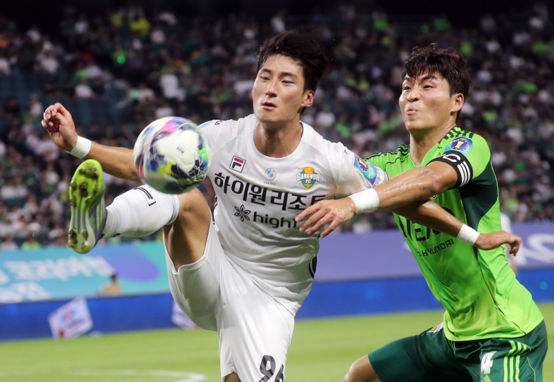 ‘골대가 살렸다’ <b>전북</b>, <b>코리아</b>컵 4강 <b>1차전</b>서 강원과 1-1 무승부→26G ...