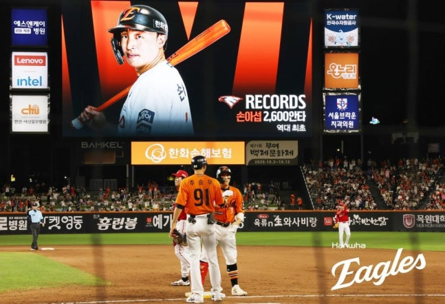 한화 손아섭, 프로야구 최초 2600안타...한화는 SSG 꺾고 <b>연패 탈출</b>