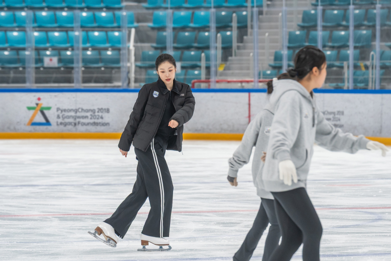 ‘피겨여왕’ <b>김연아</b>, 플레이윈터 피겨 아카데미서 빙상 수업 진행