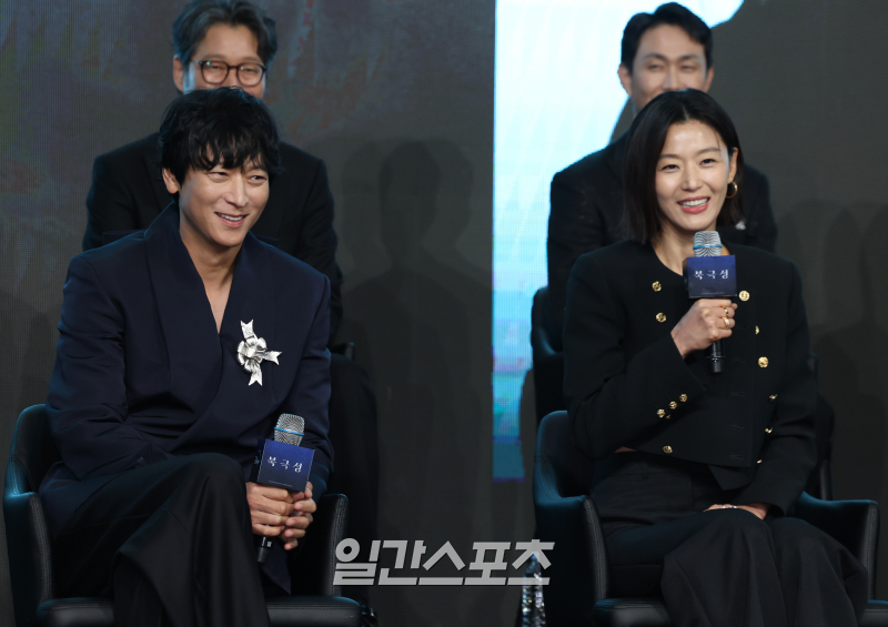 ‘<b>북극성</b>’ <b>전지현</b>X<b>강동원</b>이 말아주는 ‘느좋’ 멜로 [종합]
