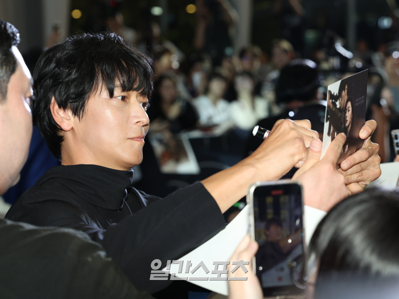 [포토] '<b>북극성</b>' <b>쇼케이스</b> 참석한 강동원, 사인은 열심히!