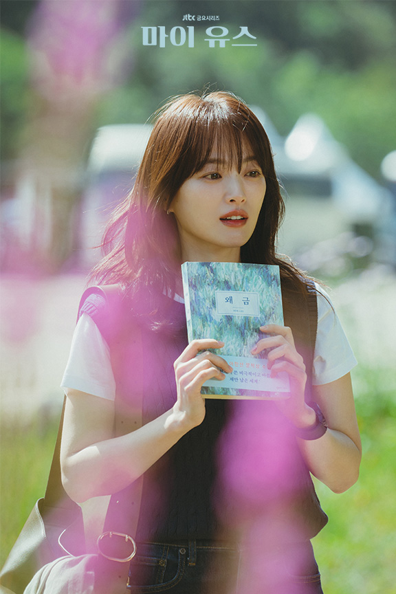 <b>천우희</b>의 담백한 사랑 고백…‘<b>마이 유스</b>’로 정통 <b>멜로</b>까지 접수 [IS포...