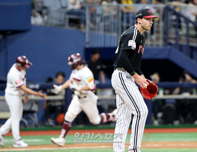 하위 타선에 무너진 톨허스트...1위 LG, <b>키움</b> 최종전 2-11 완패 [IS 고척...