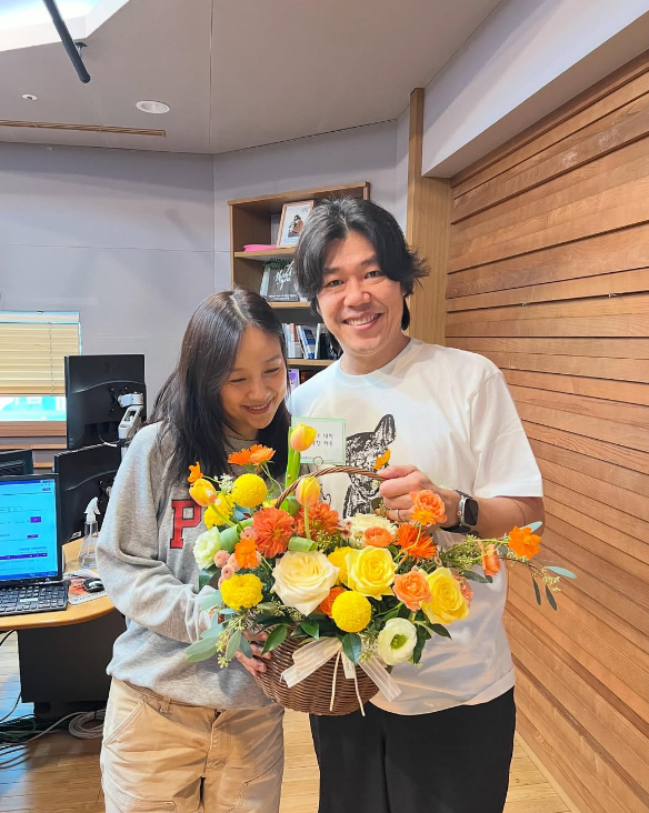 <b>이효리</b>, <b>요가원</b> 개업으로 바쁜 근황… 이상순과 환한 미소