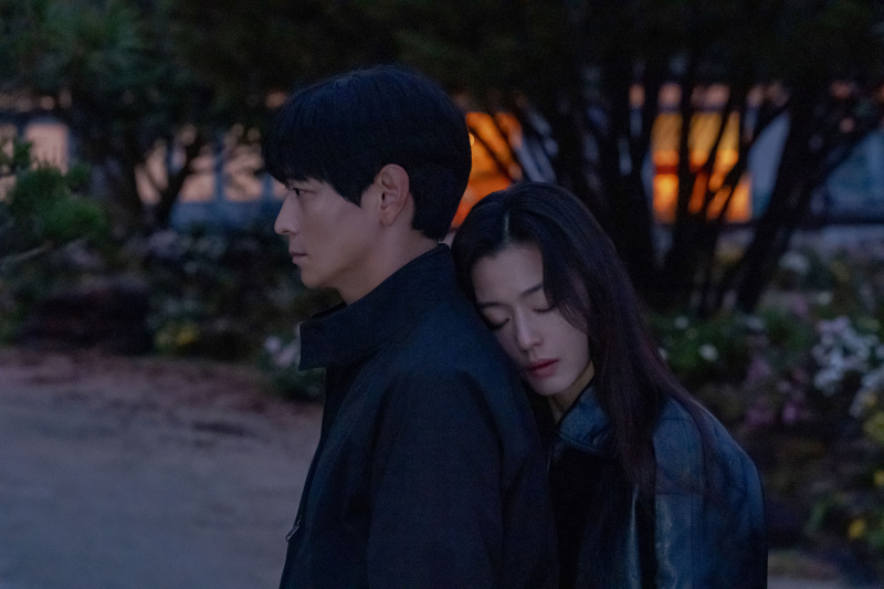 [오!뜨뜨] <b>전지현</b> ‘<b>북극성</b>’ VS 김고은 ‘은중과 상연’, 케미 맞짱