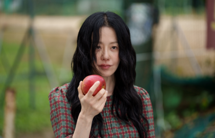 ‘<b>사마귀</b>’ <b>고현정</b>, 추앙받게 된 이유…빨간사과 들고 의미심장한 눈빛...