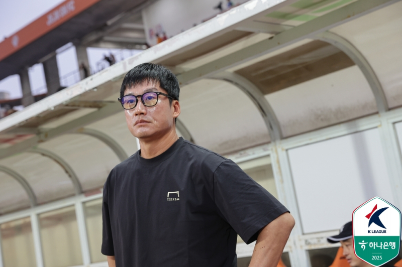 해탈한 <b>이정효 감독</b>, FIFA 징계에 “대수롭지 않다…잘못했으니 벌받아...