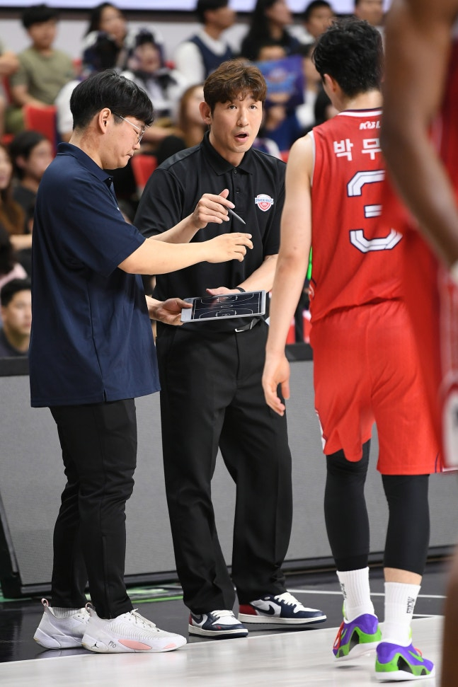 초보 <b>감독</b> <b>양동근</b>, 현대모비스 사령탑 <b>데뷔</b>전서 '슈퍼팀' KCC 잡았다