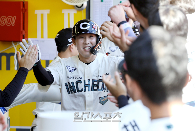 [포토]<b>김성욱</b>, 역전 <b>투런포</b>에 함박웃음