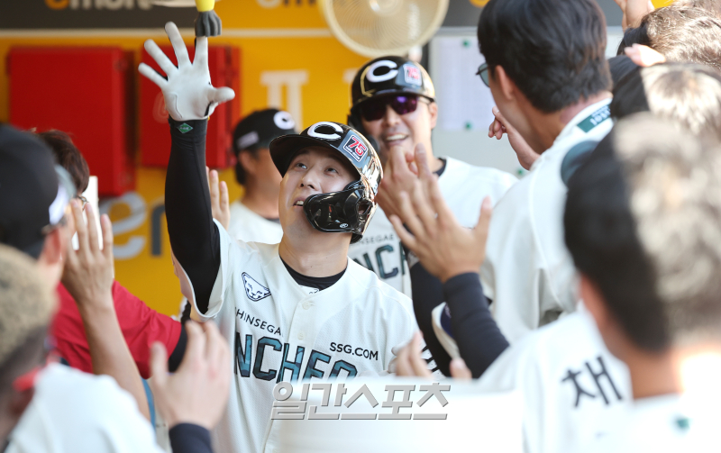 [포토]역전 <b>투런포</b> <b>김성욱</b>, 멀리 날려버렸지!