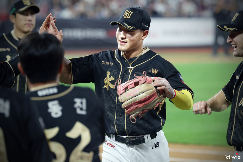 '<b>안현민</b> 22호포' KT, 삼성 제압하고 2연승…'4위 싸움 뜨겁다' [IS 수원]