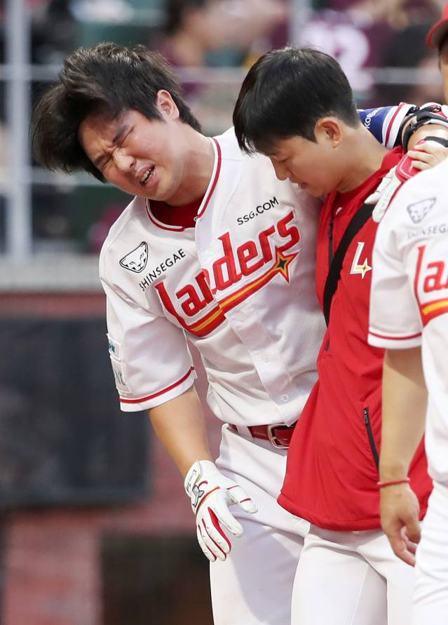 '검진, 검진, 또 검진' SSG <b>최정</b>, 최악의 상황은 피했다…"<b>햄스트링</b> 가벼...