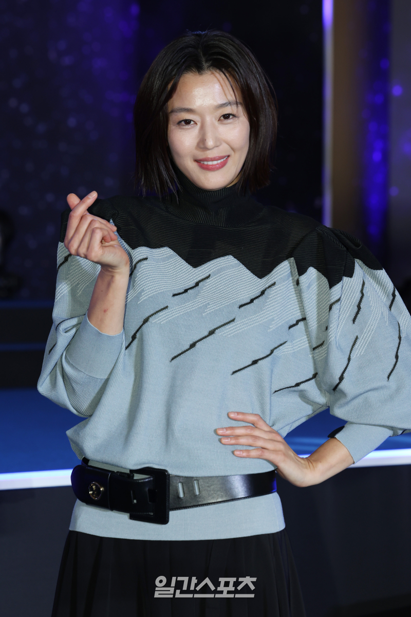 <b>전지현</b> 측, 中 광고 취소에 “‘북극성’ <b>혐중 논란</b> 여파 아냐…방영 전...