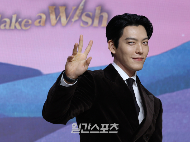 [포토] <b>김우빈</b>, '<b>다 이루어질지니</b>~'