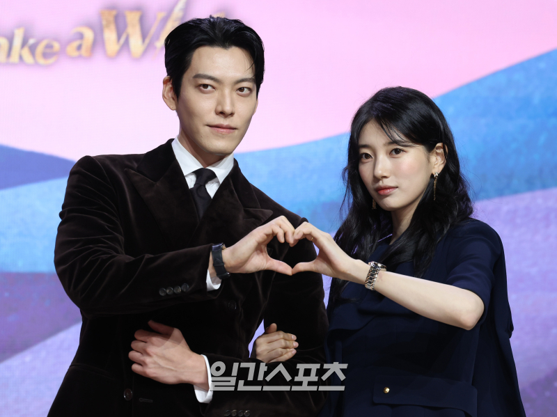 [포토] <b>김우빈</b>-<b>수지</b>, '<b>다 이루어질지니</b>' 사랑해 주세요
