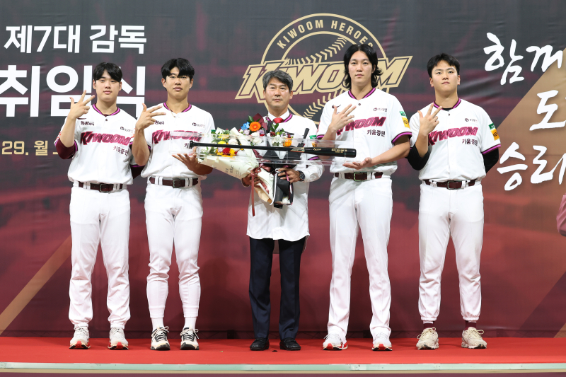 희생·도전 강조한 <b>설종진</b> <b>키움</b> 신임 <b>감독</b> "끝까지 물고 늘어지는 야구...