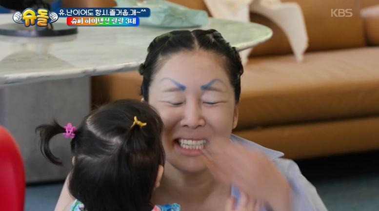 [TVis] <b>랄랄</b>, <b>산후우울증 고백</b> “딸도 싫고 다 싫었다”(‘슈돌’)