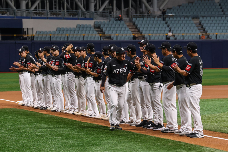 KT가 일냈다, '14년 연속 1위' <b>상무</b> 잡고 <b>퓨처스</b> '초대 <b>챔피언</b>' 등극! [I...