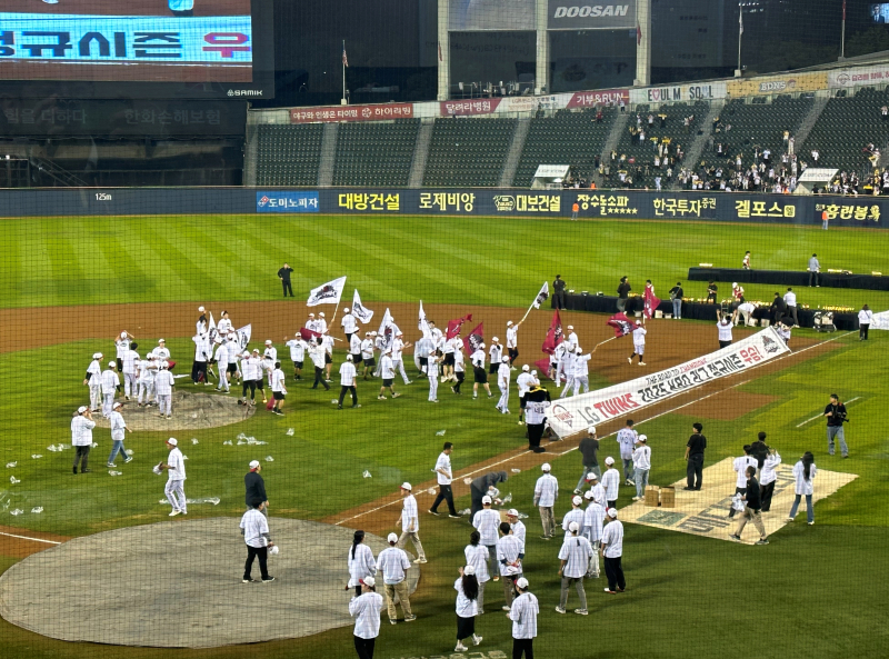 '땡큐 SSG' LG, <b>한화</b> 충격의 <b>역전패</b>로 극적인 우승